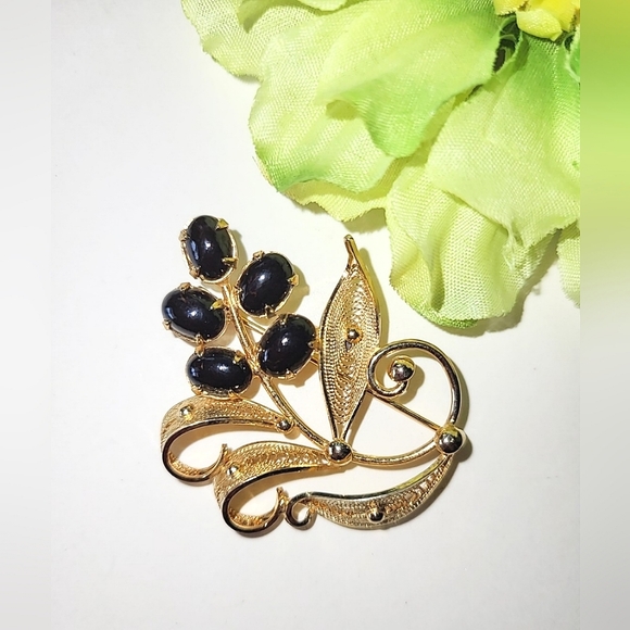 SORRENTO BLACK ONYX & GOLD-FILLED PIN BROOCH - GF FILIGREE LEAVES - Picture 7 of 7